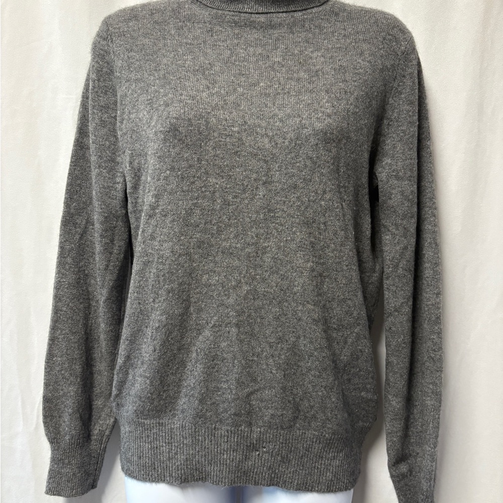 Neiman Marcus Cashmere Gray Turtleneck